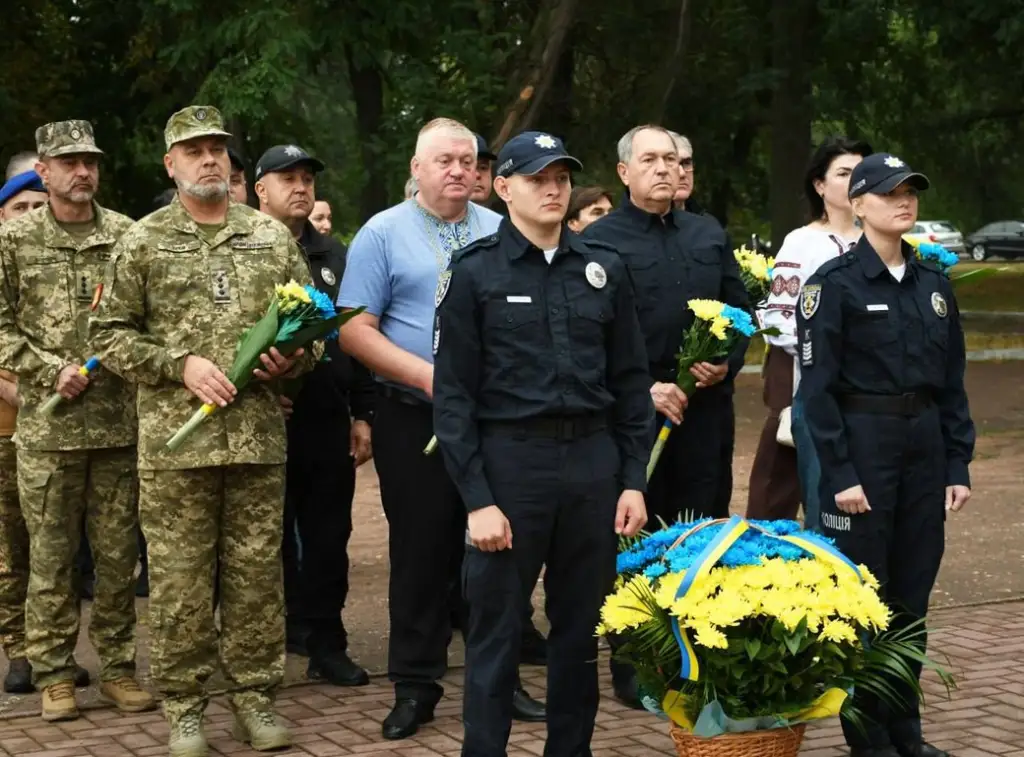 У Кропивницькому підняли нове полотнище державного прапора до Дня стяга