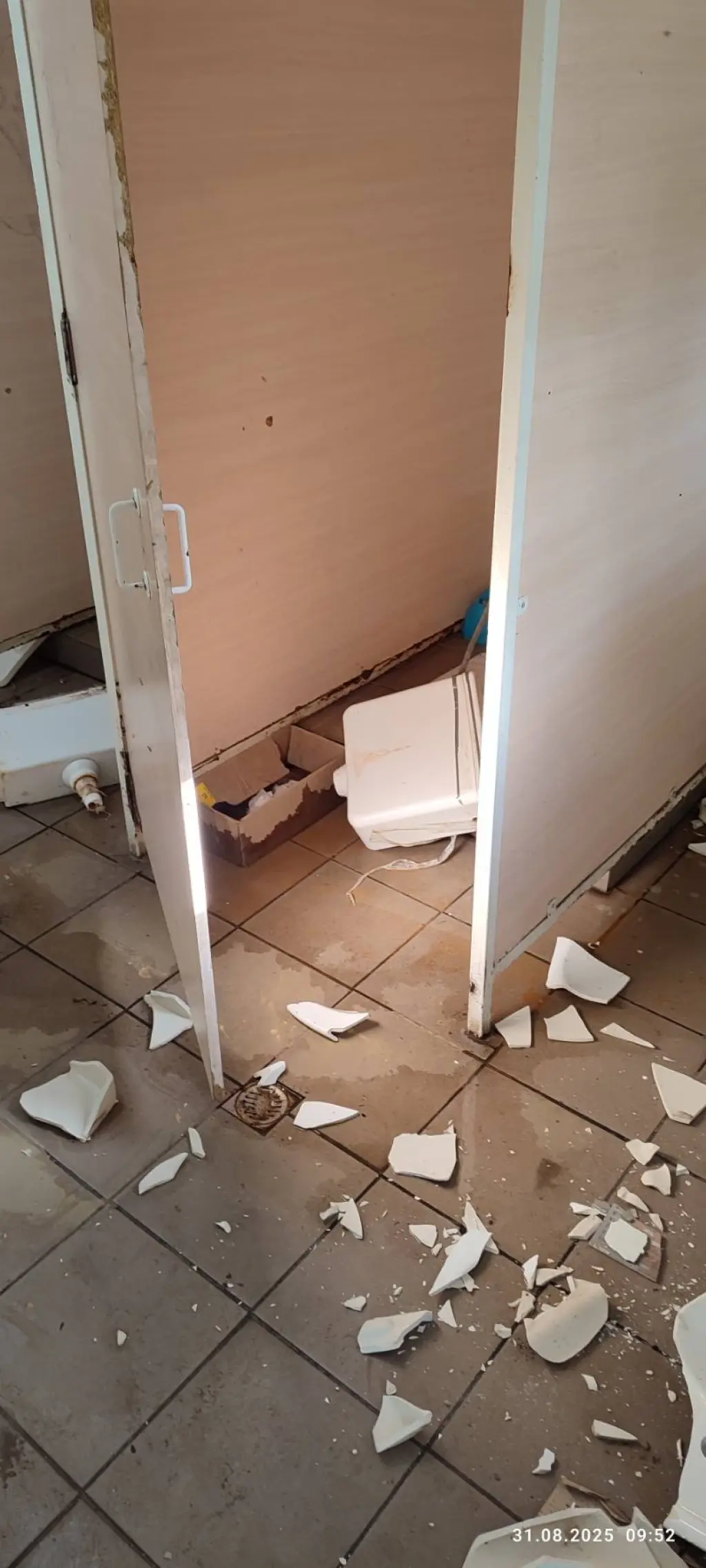 У Малій Висці встановили винних у нищенні громадської вбиральні в парку