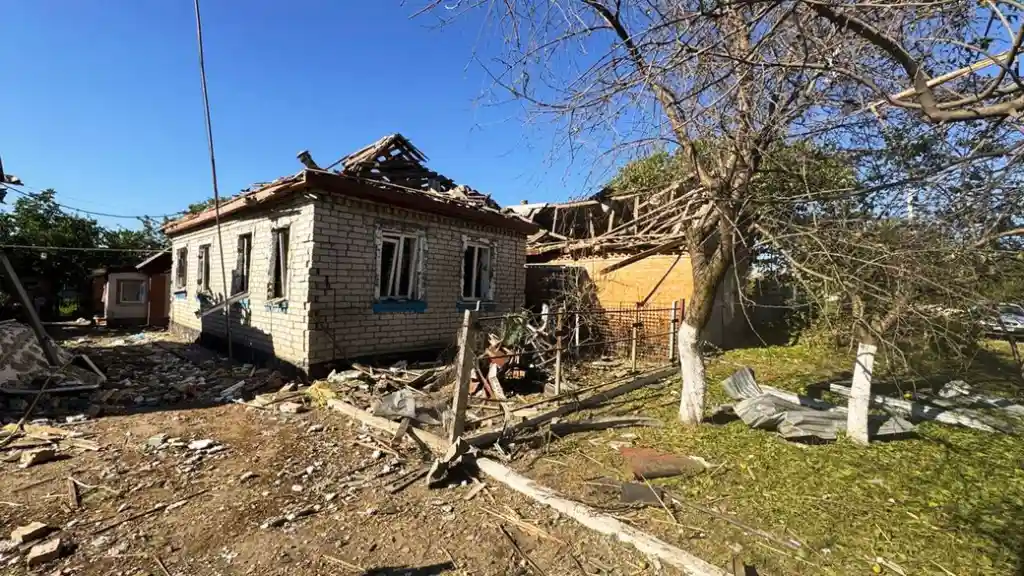Нічна атака на Кіровоградщині: дрони РФ пошкодили будинки та об’єкти залізниці, є постраждалі