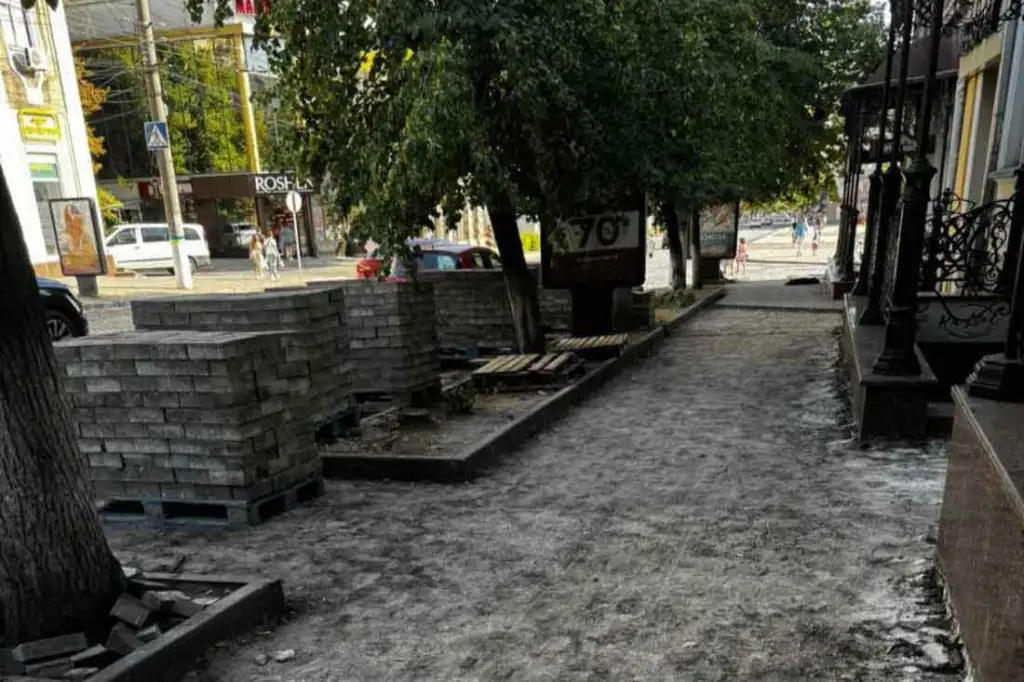У Кропивницькому на безбар’єрному маршруті перекладуть плитку біля зупинки