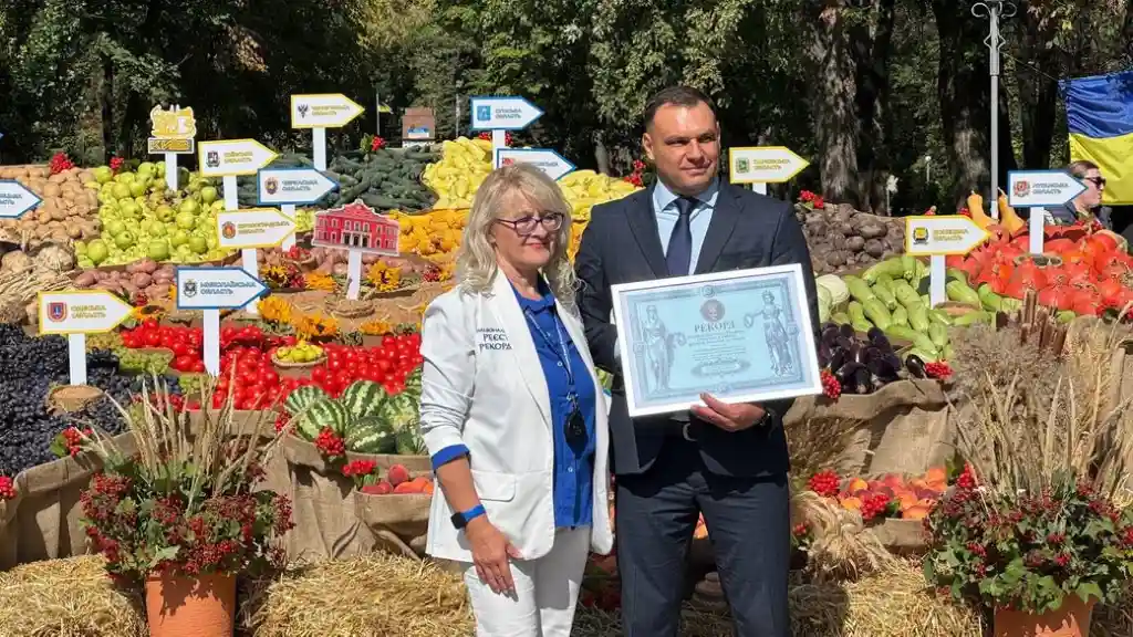У Кропивницькому встановили рекордну карту України з плодів нового врожаю