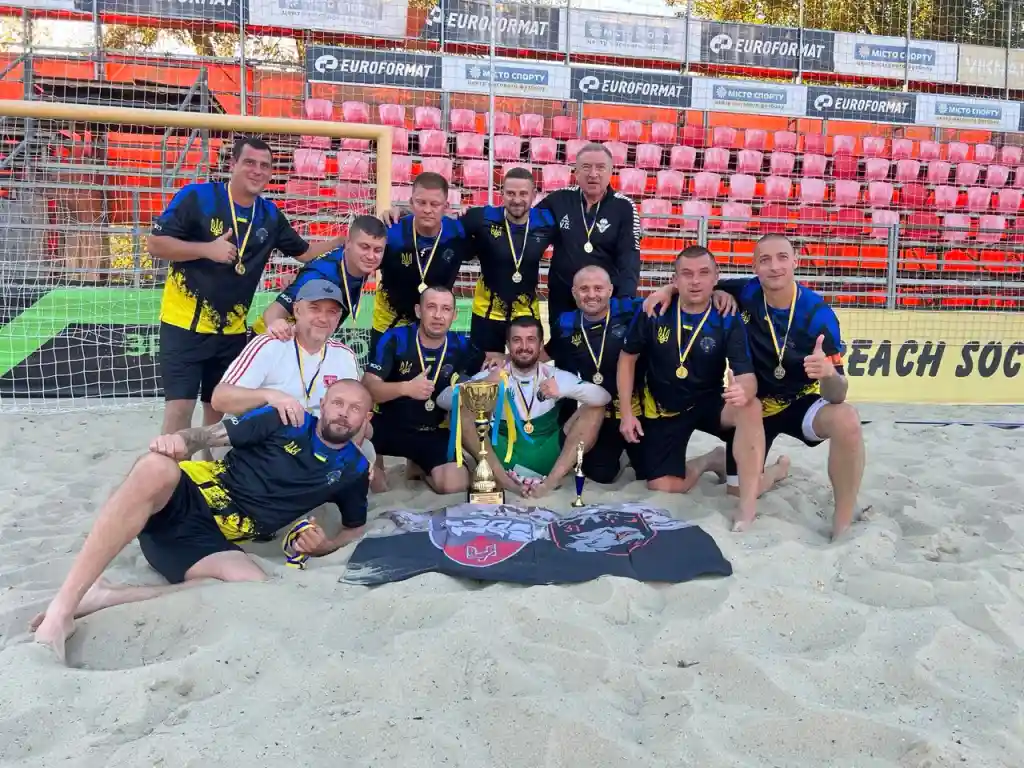 Ветерани з Кропивницького вибороли перше золото чемпіонату України з пляжного футболу