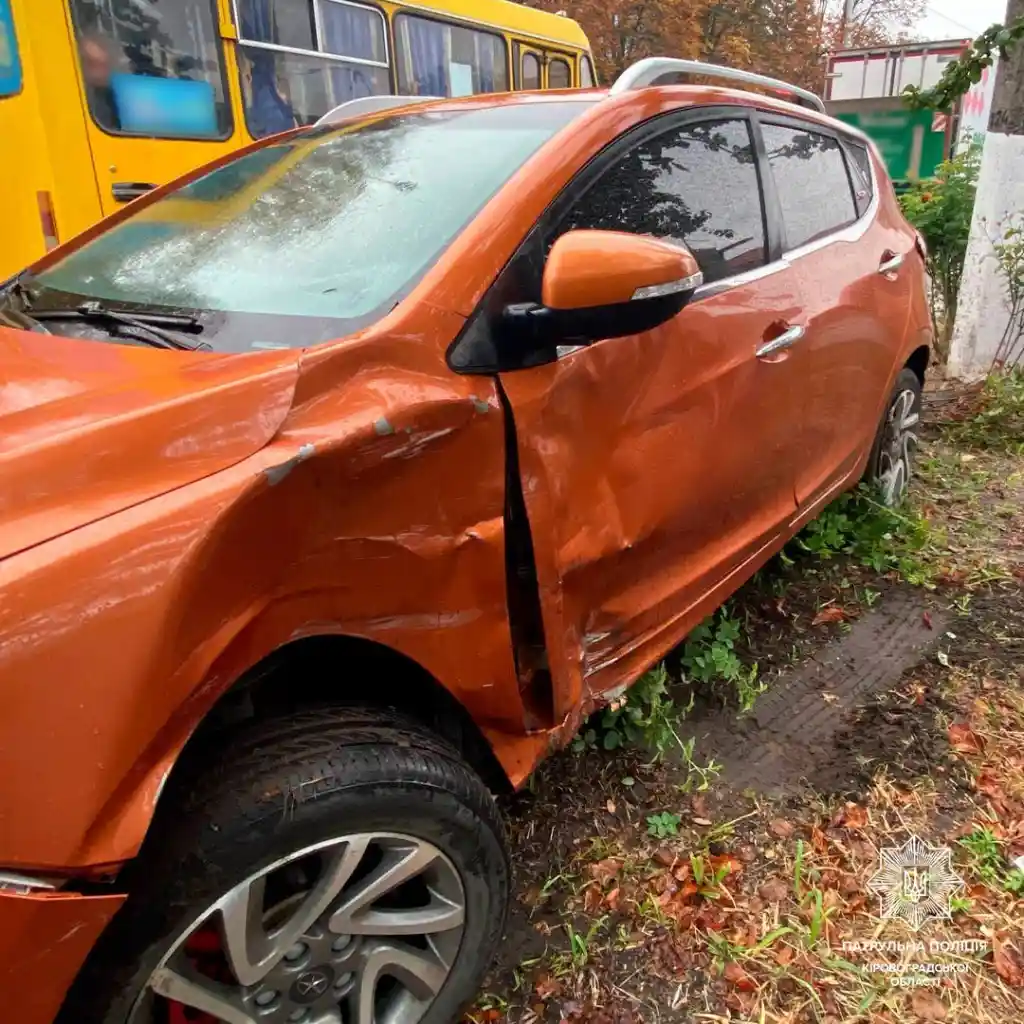 У Кропивницькому на вулиці Героїв-земляків зіштовхнулися три автівки У Кропивницькому на вулиці Героїв-земляків зіштовхнулися три автівки
