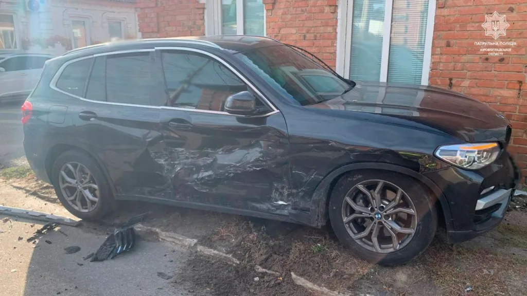 У Кропивницькому зіткнулися два легковики: один автомобіль врізався у будинок