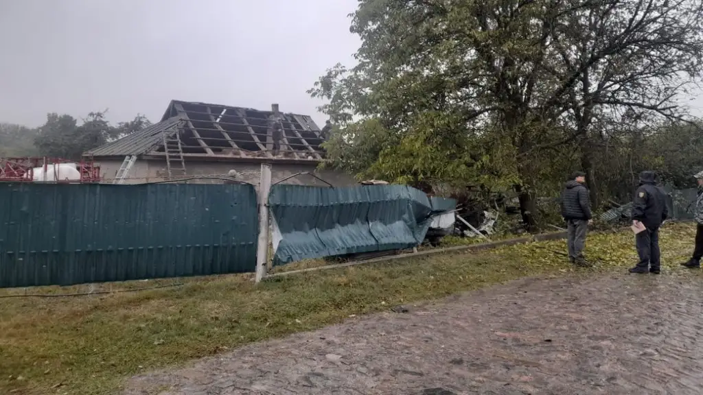 На Кіровоградщині уламки “Шахеда” пошкодили 16 будинків: у Благовіщенській громаді ліквідовують наслідки атаки