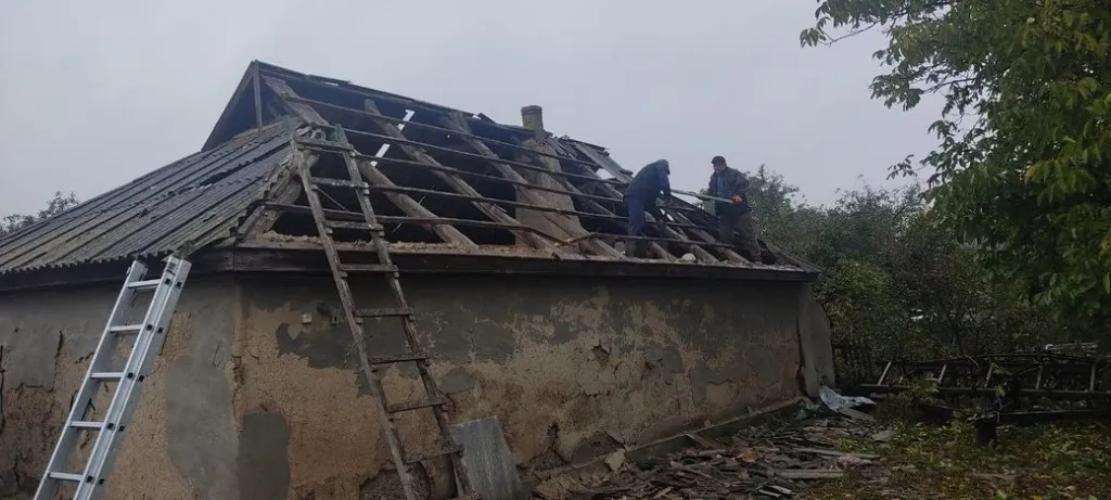 На Кіровоградщині уламки “Шахеда” пошкодили 16 будинків: у Благовіщенській громаді ліквідовують наслідки атаки
