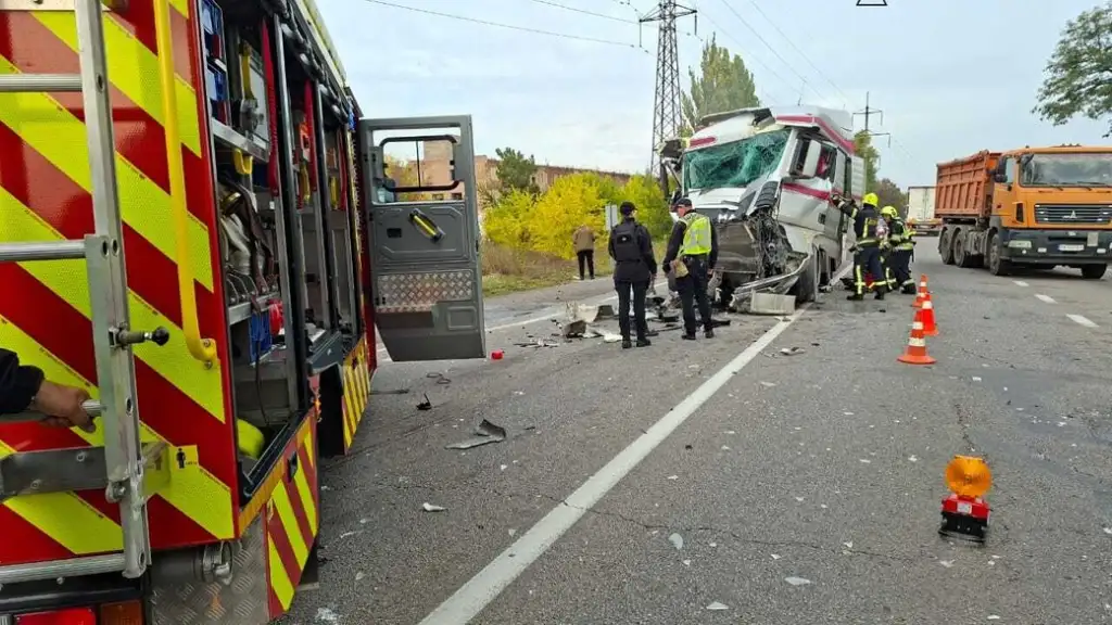 В Олександрії зіткнулися дві вантажівки: одного з водіїв госпіталізували