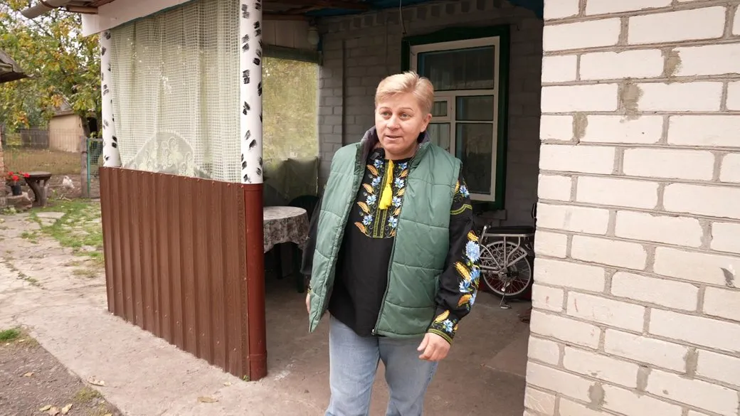«Люблю запах листя і вишневі сади». Як живе сільська жінка з Кіровоградщини, яка все робить власноруч