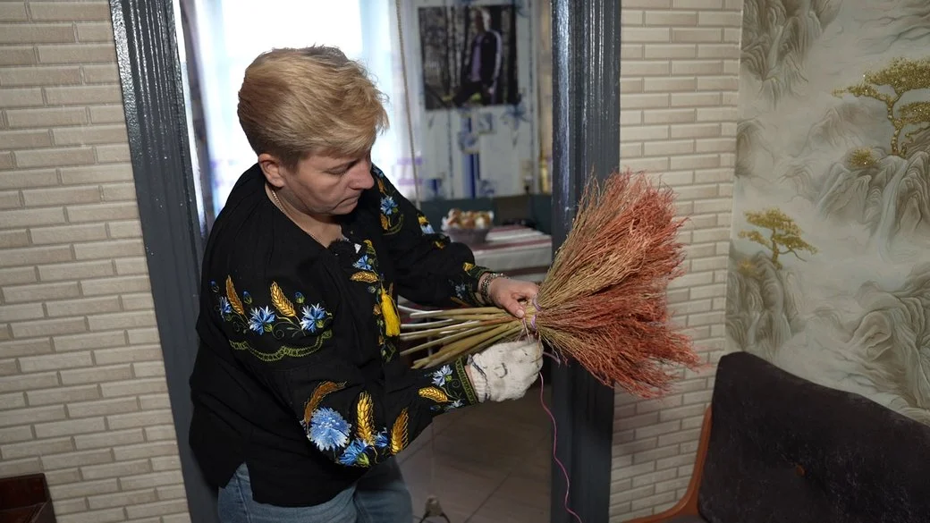 «Люблю запах листя і вишневі сади». Як живе сільська жінка з Кіровоградщини, яка все робить власноруч