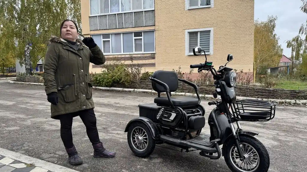 На Кіровоградщині соціальні працівниці отримали електротрицикл для допомоги підопічним