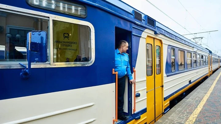 На Кіровоградщині через обстріли РФ затримуються кілька потягів