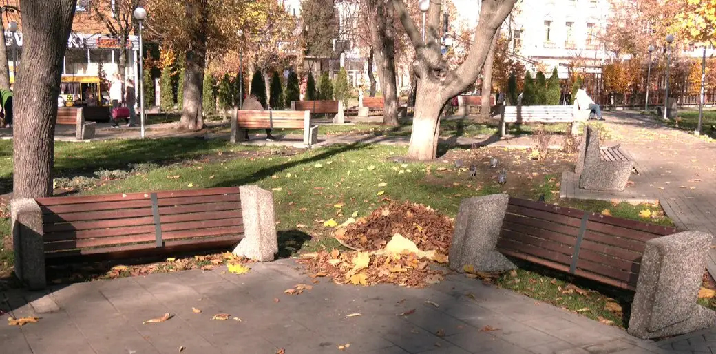 У Кропивницькому вандали перекинули 13 лавок у сквері «Центральний» У Кропивницькому вандали перекинули 13 лавок у сквері «Центральний»