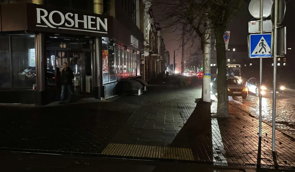 Магазин «Roshen» у Кропивницькому не працює без світла: що зберігається з продукції?