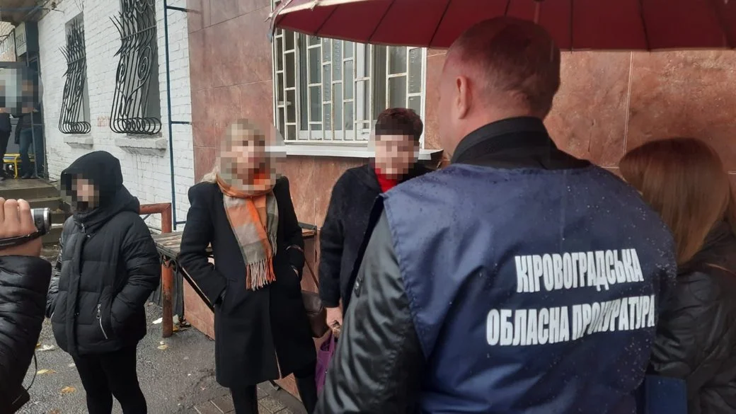 “700 євро за зняття військовозобов’язаного з розшуку”: жительці Кіровоградщини повідомили про підозру