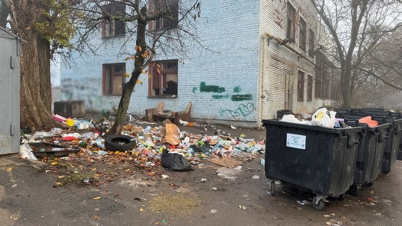 Сміття на гіллі й конфлікти у дворі: мешканці Полтавської, 24 вимагають повернути контейнери