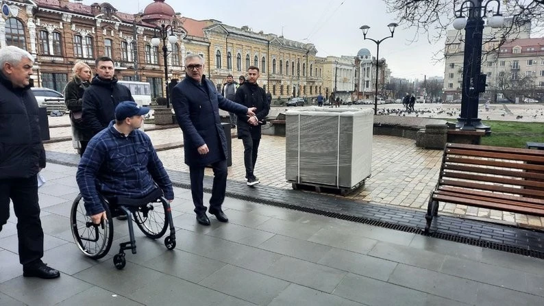 Як Кропивницький проходить випробування безбар’єрністю: ветеран перевірив міський маршрут