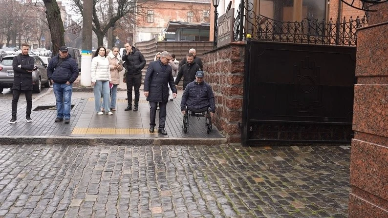 Як Кропивницький проходить випробування безбар’єрністю: ветеран перевірив міський маршрут