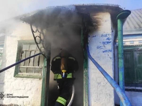 На Кіровоградщині рятувальники за день ліквідували дві пожежі у приватних будинках