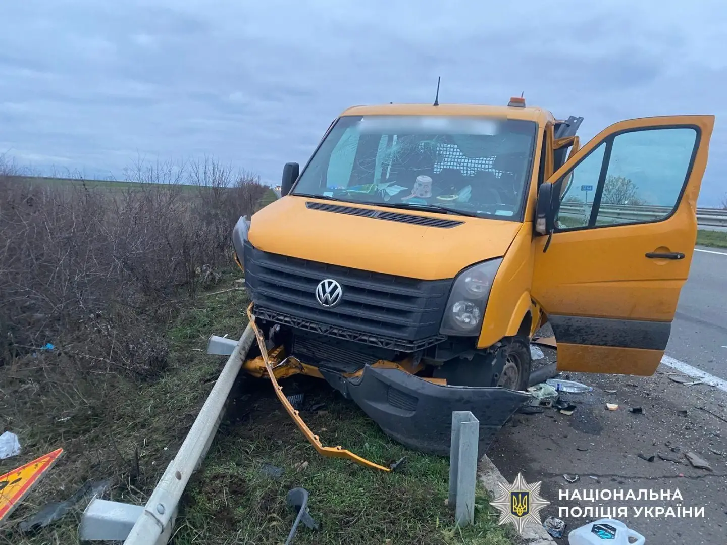 ДТП на Кіровоградщині: вантажівка збила припаркований мікроавтобус, двоє травмованих