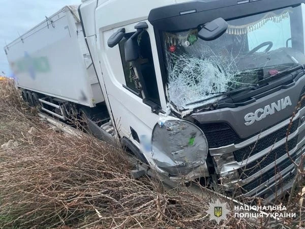 ДТП на Кіровоградщині: вантажівка збила припаркований мікроавтобус, двоє травмованих