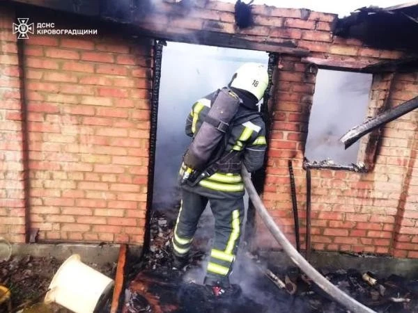 Пожежа в Кропивницькому районі: рятувальники врятували будинок, чоловіка госпіталізовано