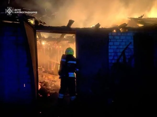 На Кіровоградщині рятувальники приборкали масштабну пожежу в приватному обійсті