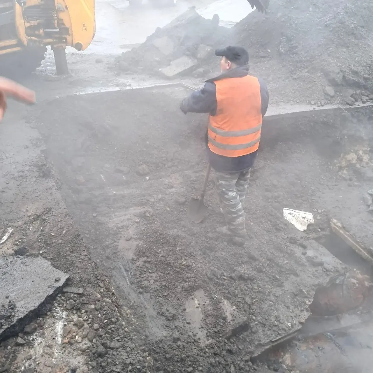 У центрі Кропивницького другий день лагодять магістральну теплотрасу: без опалення десятки будинків і соцзаклади
