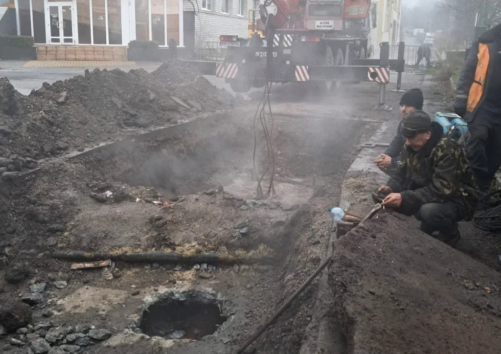 У центрі Кропивницького другий день лагодять магістральну теплотрасу: без опалення десятки будинків і соцзаклади