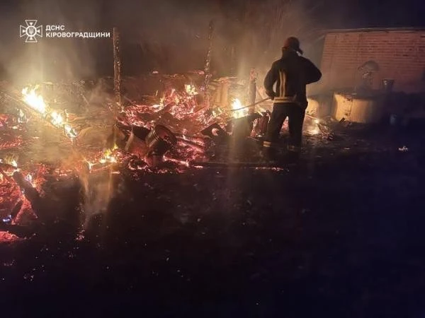 На Кропивниччині рятувальники загасили пожежу в господарчій будівлі приватного двору
