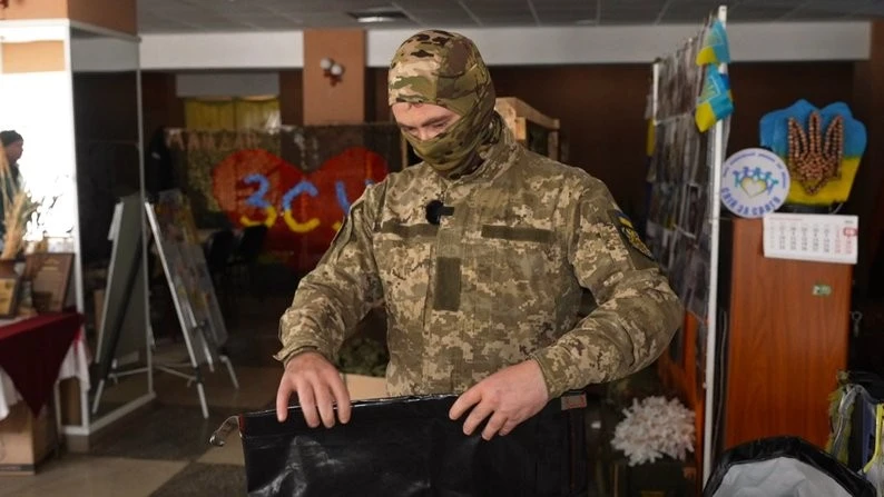 З рукавів для зерна — на передову: як у Знам’янці шиють ноші й баули для військових