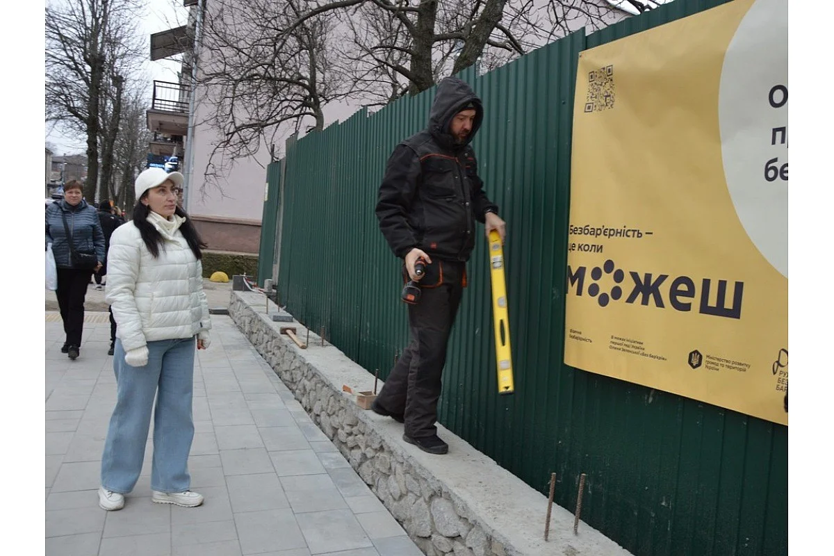 Кропивницький оновлює безбар’єрний маршрут: містянам пояснюють, де простір уже змінюється