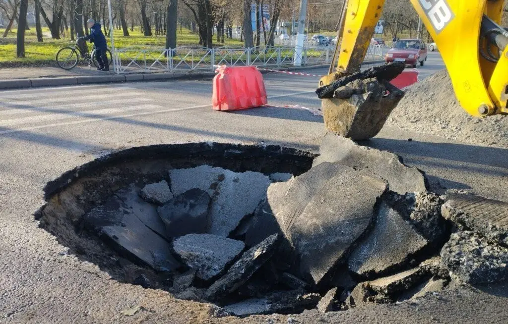 Нічна аварія на Вокзальній: біля Ковалівського мосту провалився асфальт