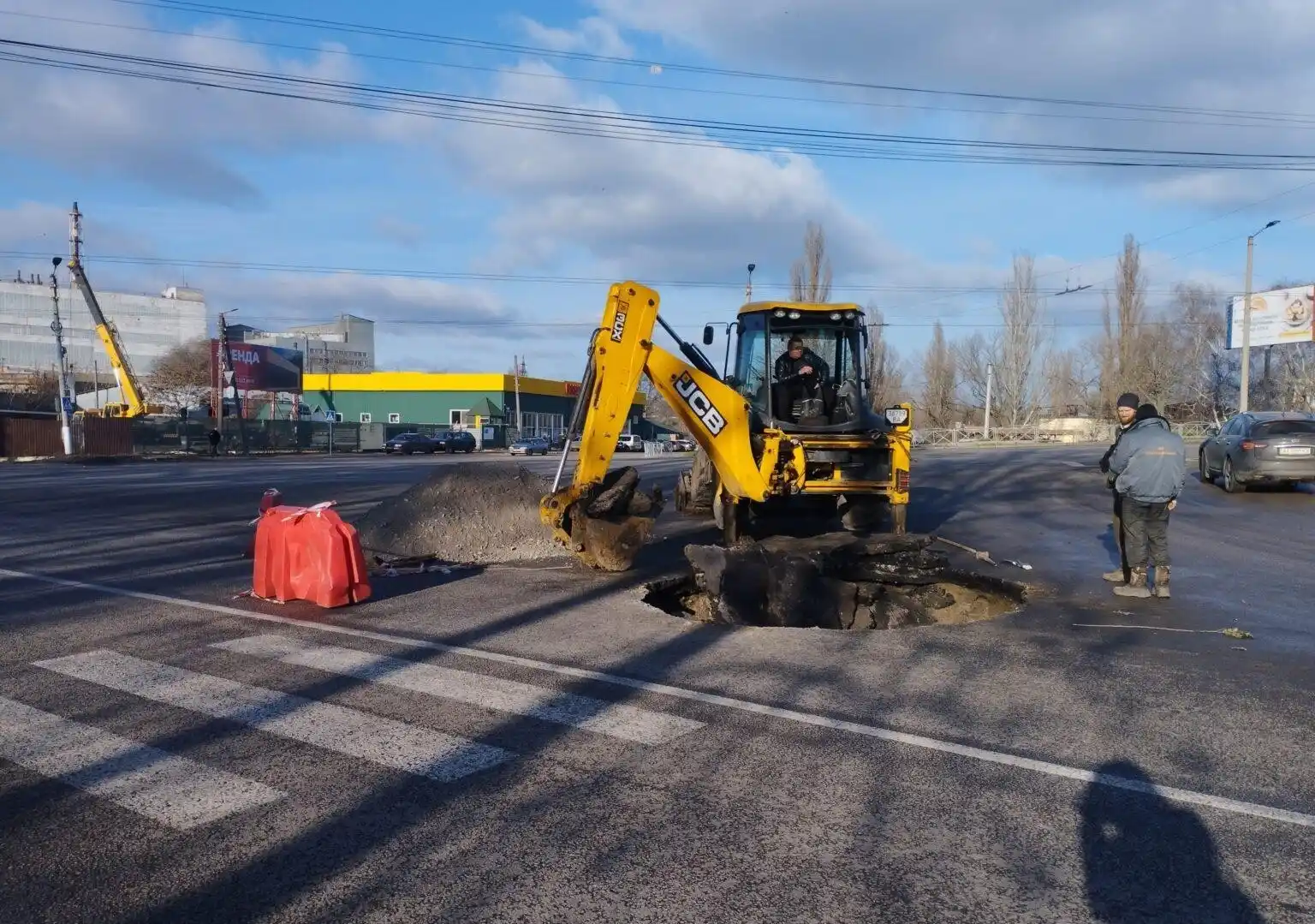 Нічна аварія на Вокзальній: біля Ковалівського мосту провалився асфальт