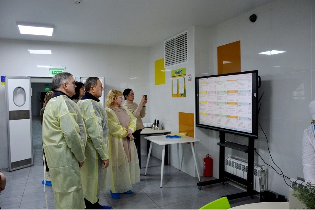 Світло, техніка і порожні тарілки: у Кропивницькому запрацювали ще два сучасні шкільні харчоблоки