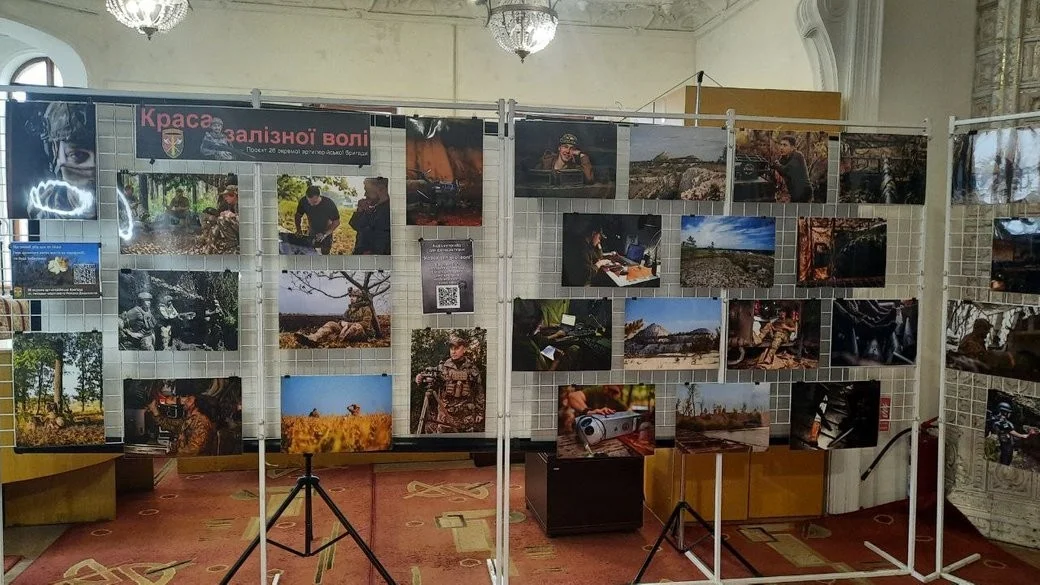Фронт у світлинах: у Кропивницькому відкрили фотовиставку, створену військовими