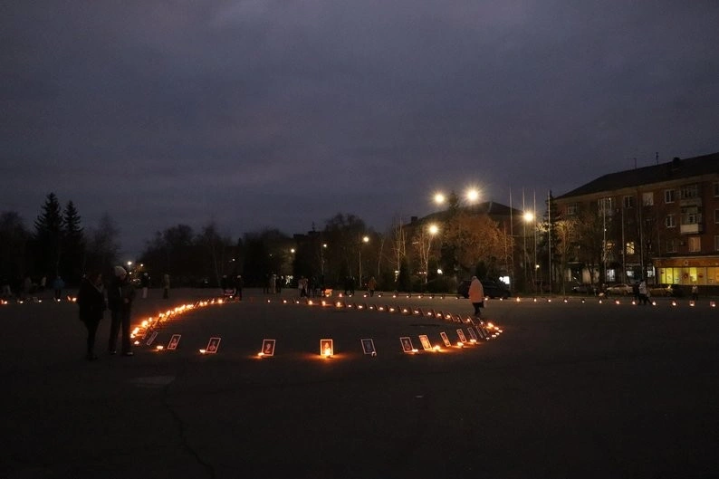 Тихе нагадування про війну: в Олександрії вшанували дітей, яких забрала російська агресія