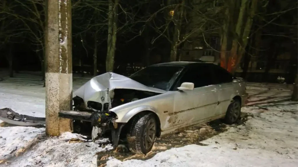 У Кропивницькому BMW врізався в стовп — водій зник