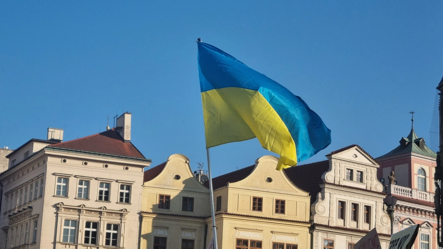 Чеський парламент прибрав український прапор: що змінилося на площі