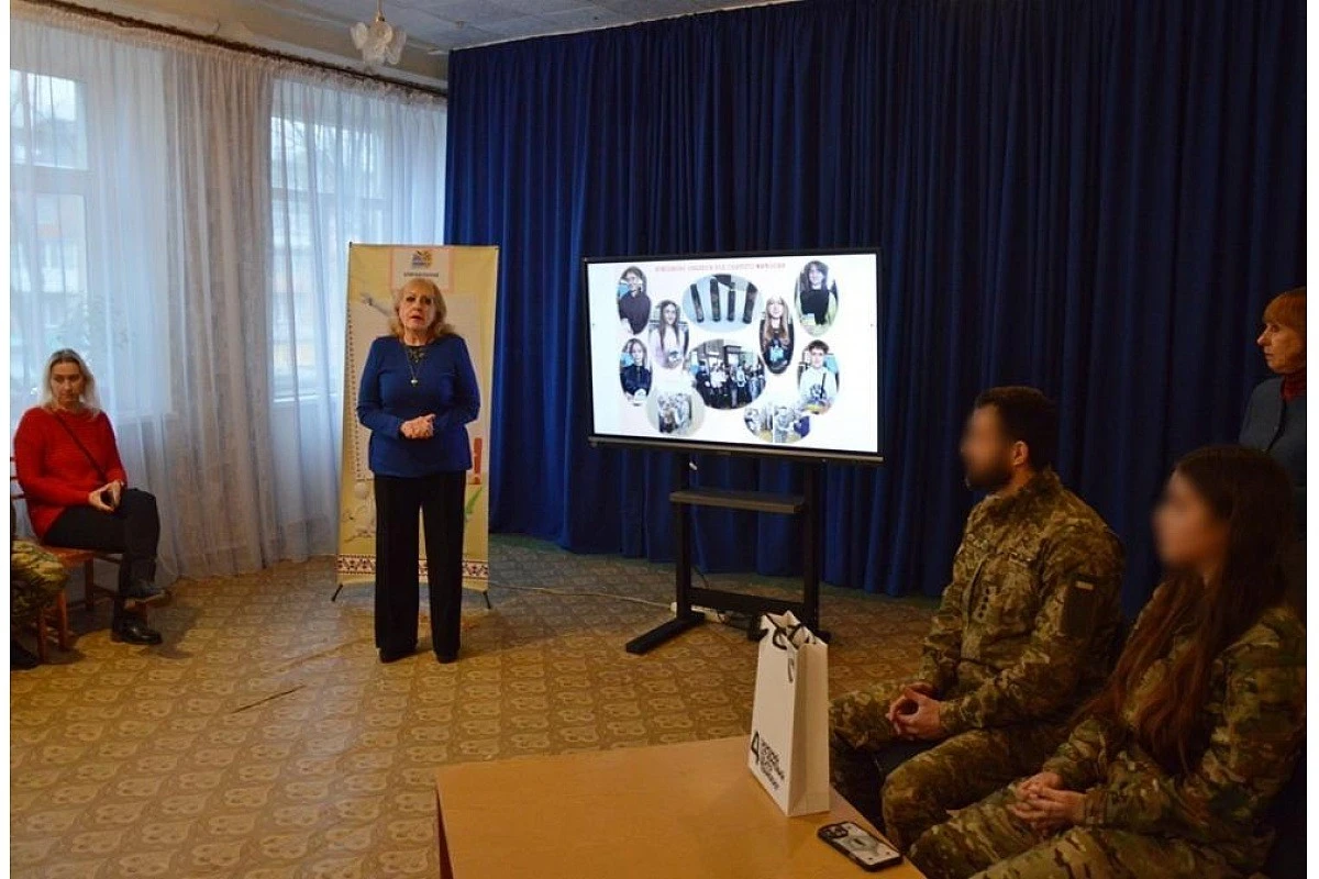 Юні патріоти Кропивницького передали військовим кошти з мистецького аукціону