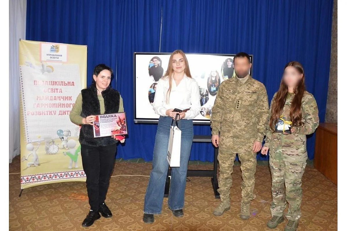 Юні патріоти Кропивницького передали військовим кошти з мистецького аукціону