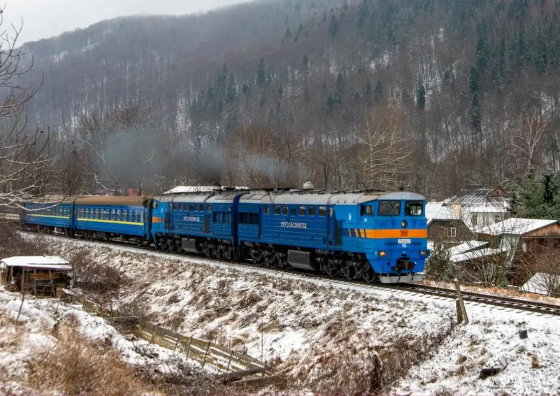 Через погоду та обстріли українські поїзди курсують із затримками