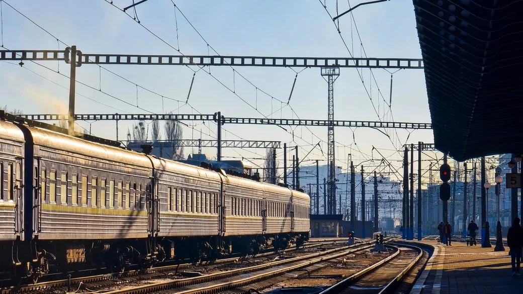 Потяги через Кіровоградщину відстають від графіка через обстріли та негоду