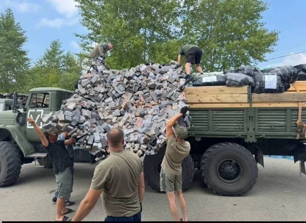 У Кропивницькому волонтери винайшли «цегляні» маскувальні сітки