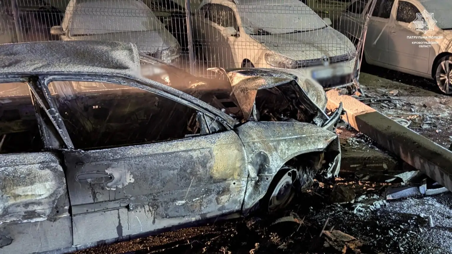 Нічна автотроща в Кропивницькому: водій залишив Opel у вогні та втік
