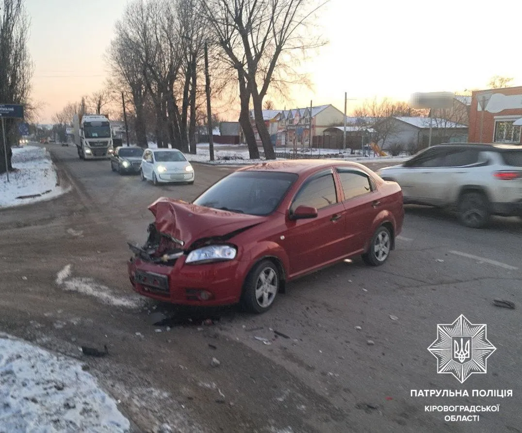Невдалий маневр у Кропивницькому: Chevrolet наздогнав Renault на пішохідному переході