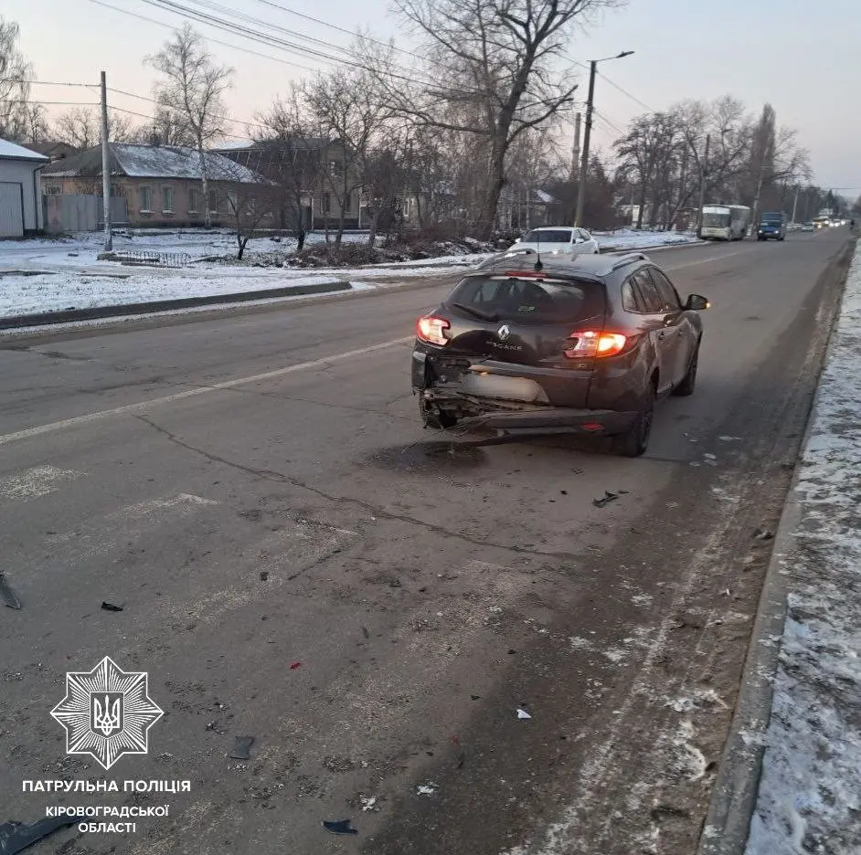 Невдалий маневр у Кропивницькому: Chevrolet наздогнав Renault на пішохідному переході