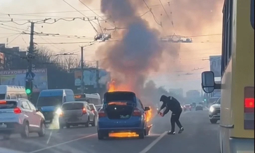 Ранкова пожежа на Університетському: у Кропивницькому на ходу спалахнув автомобіль