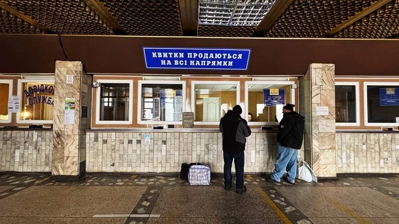 Кіровоградщина у крижаній пастці: сотні скасованих рейсів та пасажири, що штовхають автобуси
