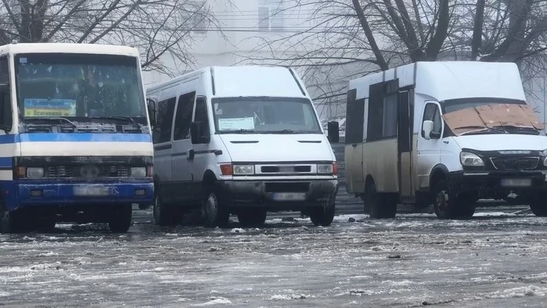 Кіровоградщина у крижаній пастці: сотні скасованих рейсів та пасажири, що штовхають автобуси