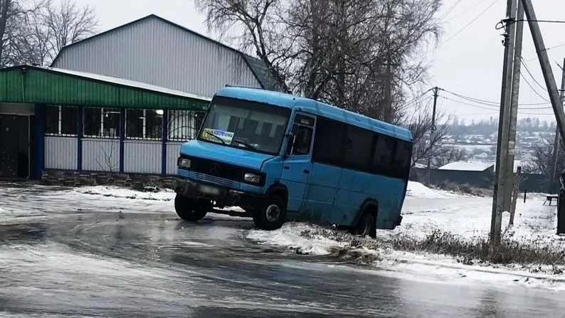 Кіровоградщина у крижаній пастці: сотні скасованих рейсів та пасажири, що штовхають автобуси